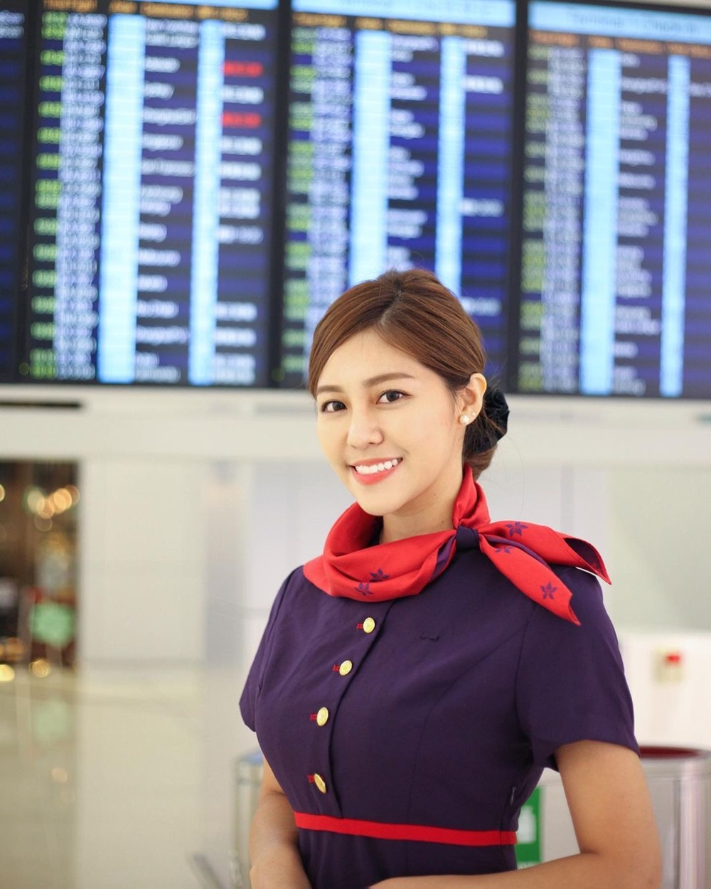 Yanni Cheung được biết đến với tư cách tiếp viên của một hãng hàng không Hong Kong.
