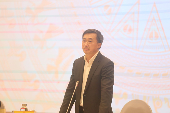 Thứ trưởng Bộ Y tế Trần Văn Thuấn báo cáo tại phiên họp.
