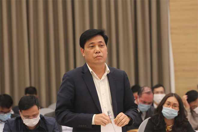 Thứ trưởng Bộ GTVT Nguyễn Ngọc Đông trả lời câu hỏi của PV tại buổi họp báo.