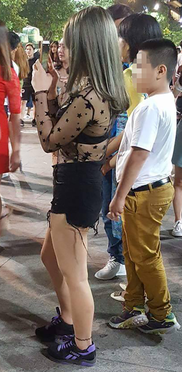 Những bộ đồ ngắn cũn, xuyên thấu được coi là trang phục cấm kị khi mặc đến chốn linh thiêng.