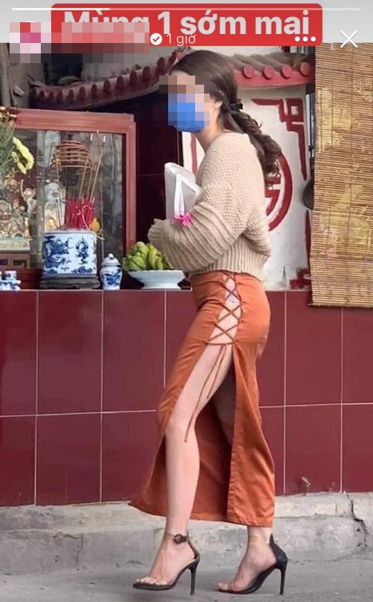 Người đẹp Việt Nam từng gây bão dư luận vì mặc váy cut-out để lộ nội y khi đi lễ chùa đầu năm.