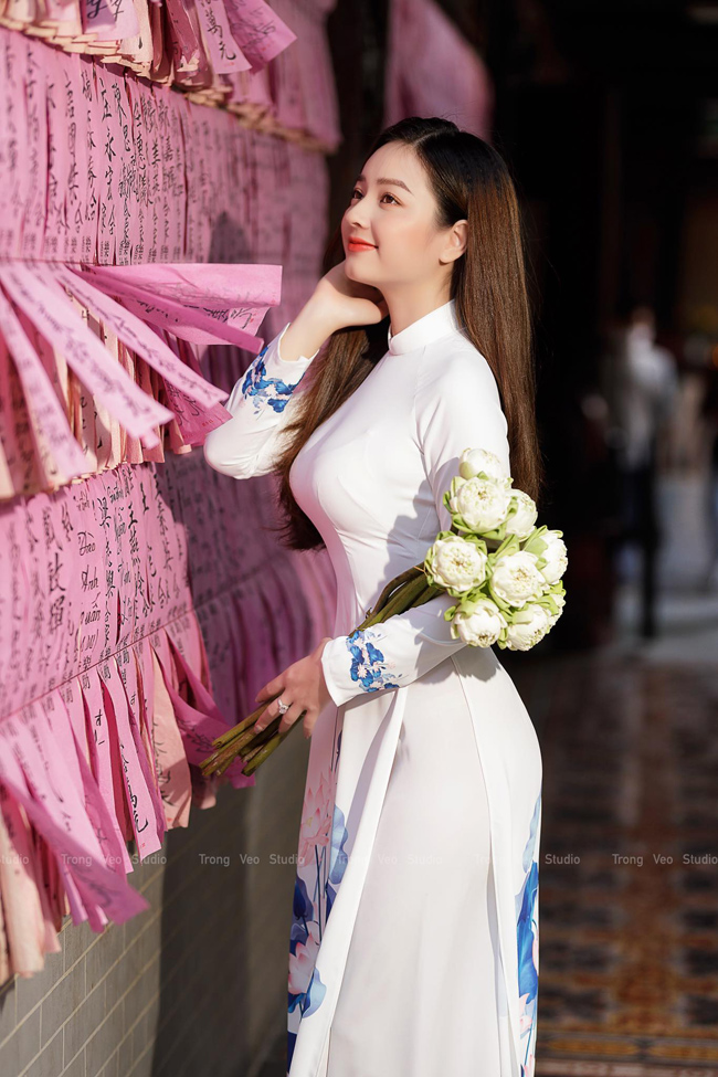 Tà áo dài kín đáo vẫn đủ sức tôn lên vẻ đẹp cơ thể của thiếu nữ Việt. 
