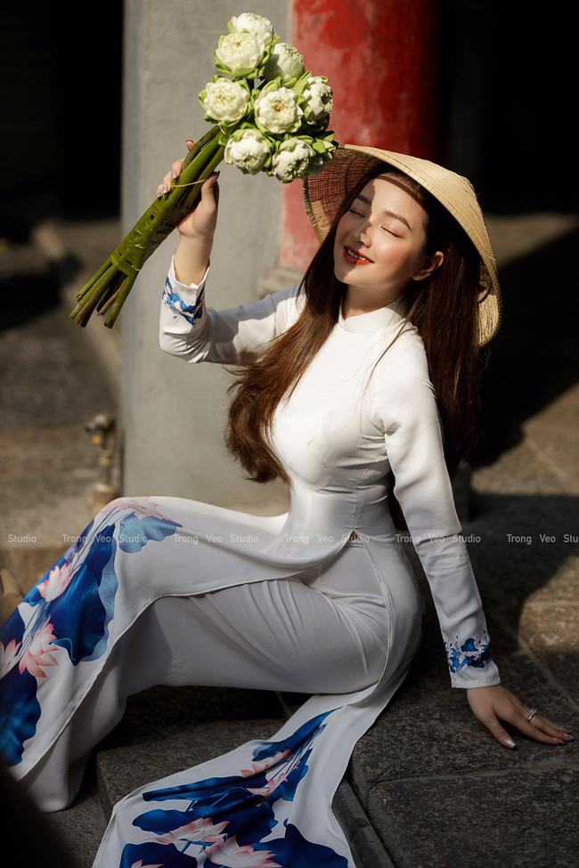 Mỗi dịp xuân về, Quỳnh Trâm thường chụp ảnh với áo dài màu sắc. 
