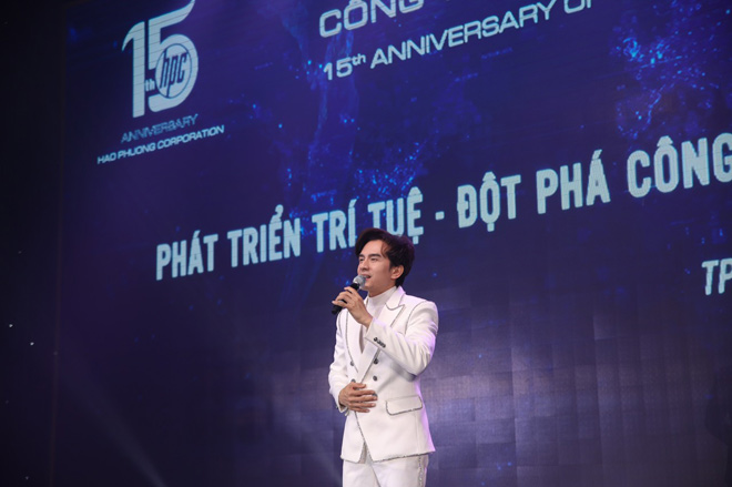 Ca sĩ Đan Trường là một trong những khách mời đặc biệt tham gia lễ kỷ niệm 15 năm thành lập của công ty cổ phần Hạo Phương