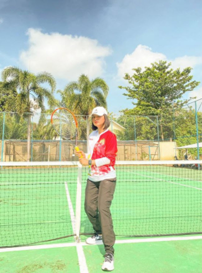 Ngoài thời gian làm việc, cô gái 24 tuổi còn thích chơi tennis. Cô là VĐV quần vợt nghiệp dư, có nhiều thành tích tốt ở các giải đấu phong trào.
