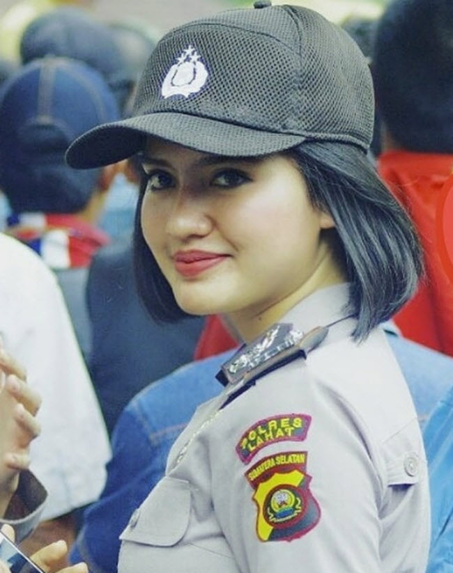 Rensy Ecy là một sĩ quan khá nổi tiếng tại Indonesia.
