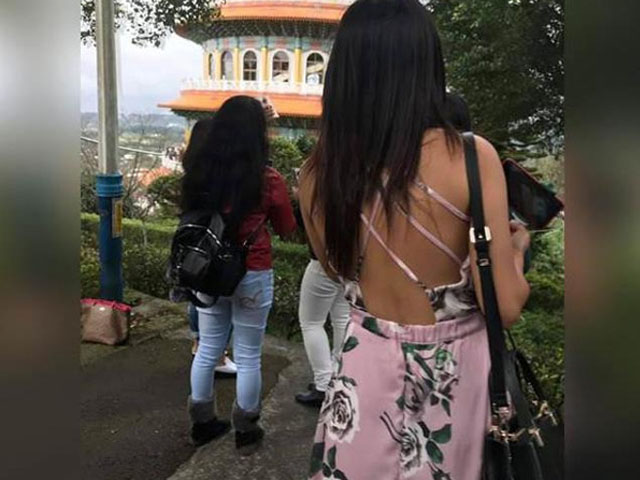 Thời trang - Ăn mặc hở hang đi chùa, cô gái này bị cộng đồng mạng chỉ trích thậm tệ