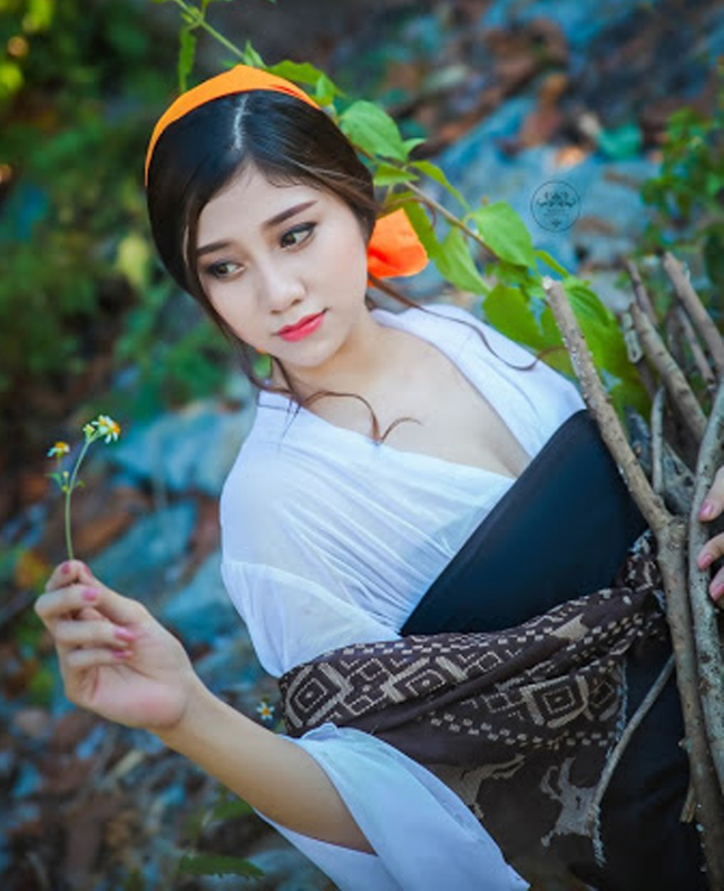 Hóa thân thành cô thôn nữ ngây thơ, Võ Kiều My sinh năm&nbsp;1995 (Bình Định) đã nhận được lời khen có cánh từ cư dân mạng ngay từ khi ngắm nhìn những bức hình đầu tiên.
