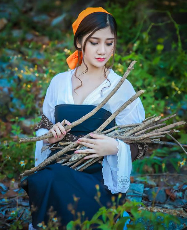 Trong bộ trang phục nhã nhặn cùng với khoảng hở vừa đủ khoe vòng 1 hờ hững,&nbsp;Kiều My được khen ngợi tinh tế khi biết cách khai thác vẻ đẹp xuân thì cũng như thân hình gợi cảm.
