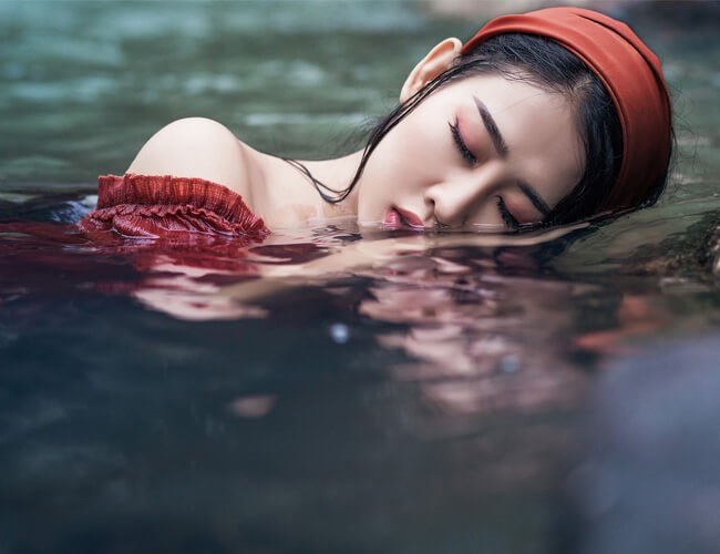 DJ Oxy&nbsp;“thả rông”&nbsp;vòng 1 ná thở, phô diễn trọn thân hình bốc lửa cùng vẻ đẹp thiếu nữ xuân thì.
