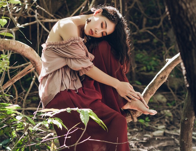 Người đẹp An Giang cho hay, để thực hiện được bộ ảnh này, cô&nbsp;và&nbsp;đoàn đã phải&nbsp;di chuyển khá dài trên địa hình hiểm trở, nhiều mảng đá lớn, bám đầy rong rêu dễ gây nguy hiểm.
