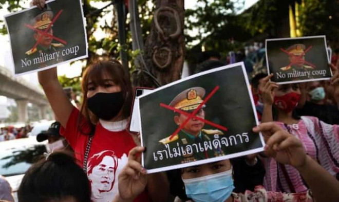 Người Myanmar biểu tình phản đối việc quân đội đảo chính, bắt giữ lãnh đạo đảng cầm quyền