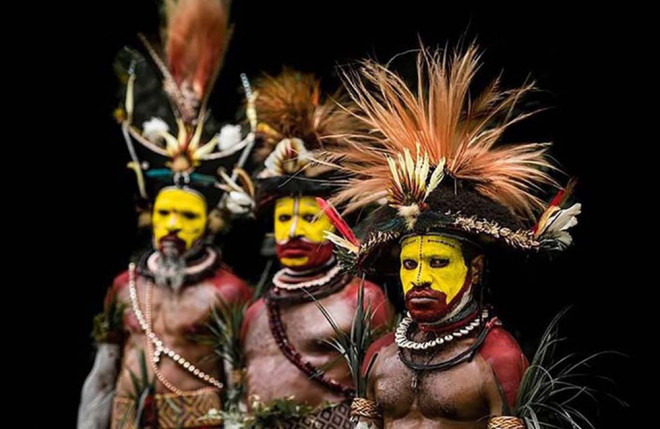 Kỳ lạ bộ tộc Huli ở Papua New Guinea, đàn ông thích làm đẹp và đeo trang sức - 1