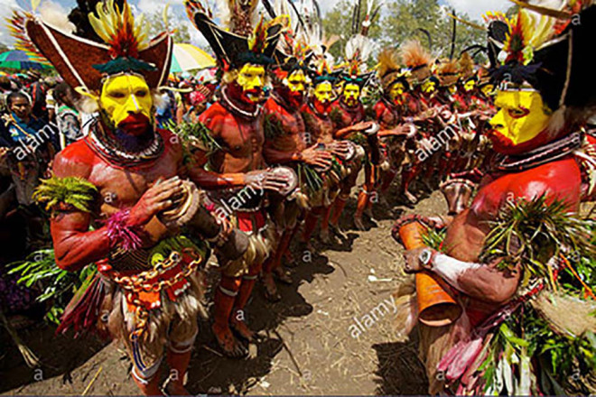 Kỳ lạ bộ tộc Huli ở Papua New Guinea, đàn ông thích làm đẹp và đeo trang sức - 3