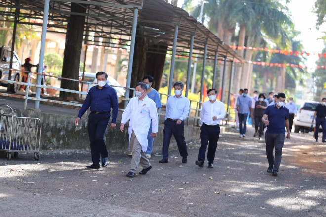 Thứ trưởng Bộ Y tế Đỗ Xuân Tuyên kiểm tra việc phòng chống dịch tại Bệnh viện Đa khoa tỉnh Gia Lai