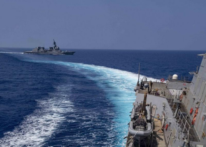Tàu khu trục&nbsp;USS Mustin của Mỹ đi qua eo biển Đài Loan. Ảnh: MILITARY&nbsp; LEAK.&nbsp;