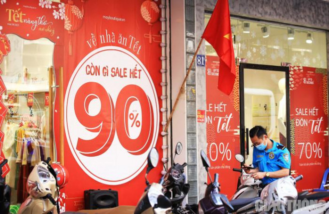 Ghi nhận của PV trong những những ngày giáp Tết Nguyên đán Tân Sửu 2021, các cửa hàng thời trang tại Hà Nội đang rầm rộ treo biển giảm giá để thu hút người dân mua sắm dịp cuối năm.