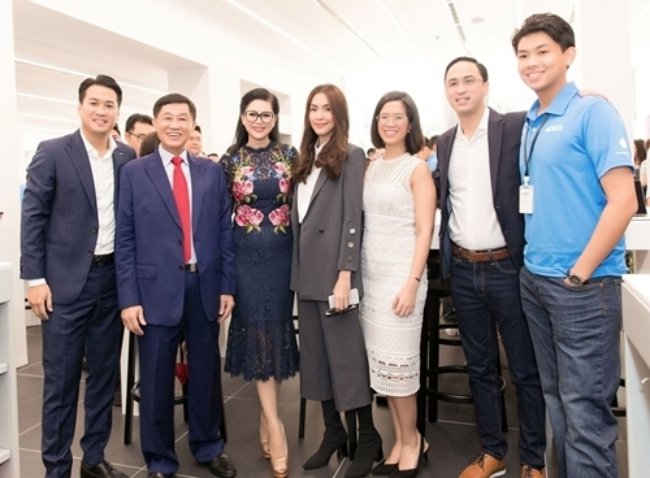 Bố mẹ chồng của Tăng Thanh Hà đều là những doanh nhân khét tiếng trong giới kinh doanh. Tên tuổi của bố chồng Hà Tăng còn gắn với tập đoàn IPP – tập đoàn kinh doanh đa quốc gia nắm giữ 30% thương hiệu thời trang nổi tiếng của thế giới ở Việt Nam.
