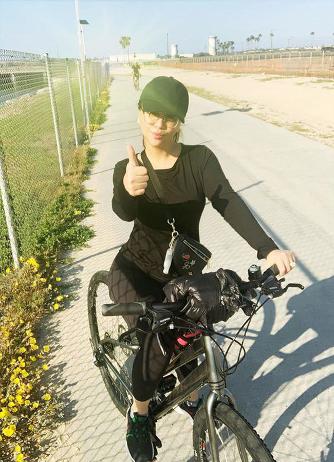 Nữ ca sĩ tập luyện thể thao khi đi xe đạp ở khu vực gần nhà.
