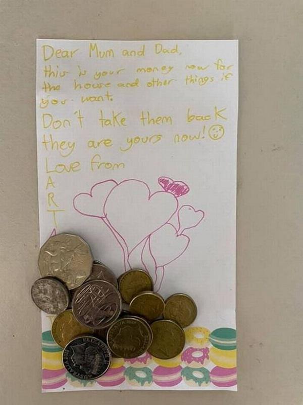 Bức thư và số tiền bé gái 10 tuổi gửi cho cha mẹ của mình. Ảnh: FB/ Mirror