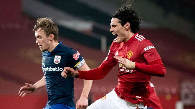 HLV Solskjaer lý giải việc rút Cavani ra sân sớm ngay sau khi kết thúc hiệp 1 dù anh vừa ghi bàn là vì lý do cẩn trọng với chấn thương mắt cá chân của anh