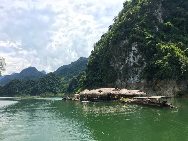 Lòng hồ sông Đà thuộc huyện Quỳnh Nhai - nơi có cảnh đẹp được ví như "Vịnh Hạ Long của Tây Bắc"