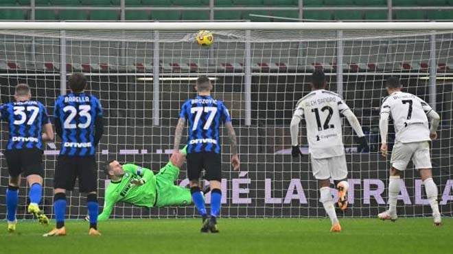 Ronaldo đá penalty vô cùng quyết đoán