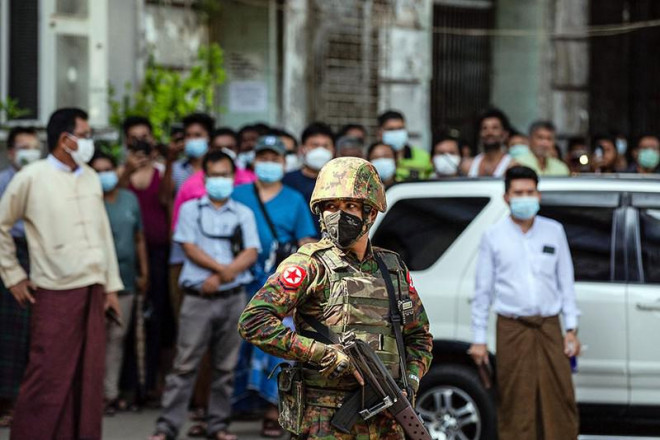 Binh sĩ Myanmar trên đường phố thủ đô Naypyitaw ngày 2-2. Ảnh: REUTERS