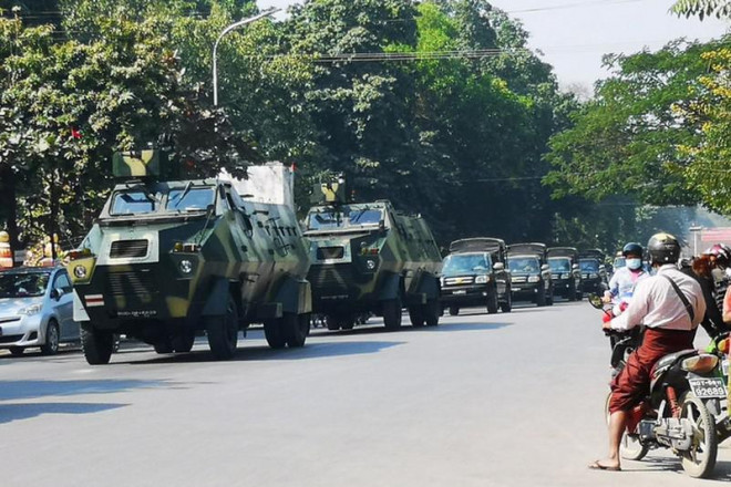 Xe bọc thép của quân đội Myanmar di chuyển trên đường phố. Ảnh: REUTERS