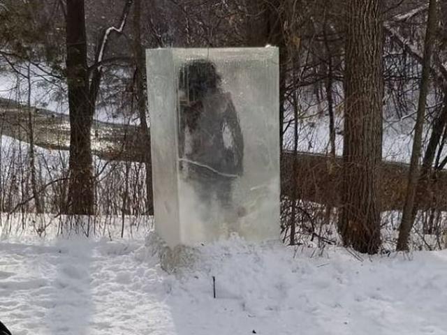 Phi thường - kỳ quặc - Hoảng hồn khi thấy "người tiền sử" bị đóng băng trên đường