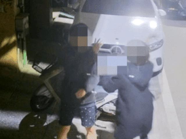 Media - Cô gái chửi bới, tát bạn trai gần 50 cái rồi cầm gạch đe dọa