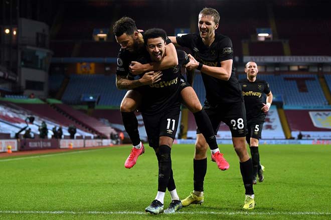Jesse Lingard ăn mừng cùng các đồng đội sau khi ghi bàn thứ 2 trước Aston Villa
