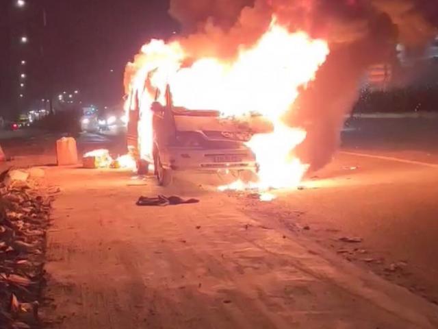 Tin tức trong ngày - Xe ô tô bốc cháy dữ dội khi đang chạy trên đường