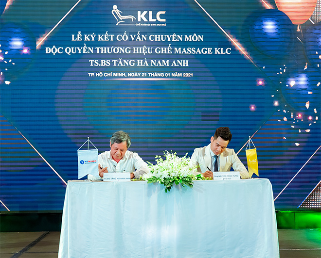 Lễ kí kết Cố vấn chuyên môn độc quyền thương hiệu Ghế Massage chính hãng KLC cùng với TS.BS Tăng Hà Nam Anh