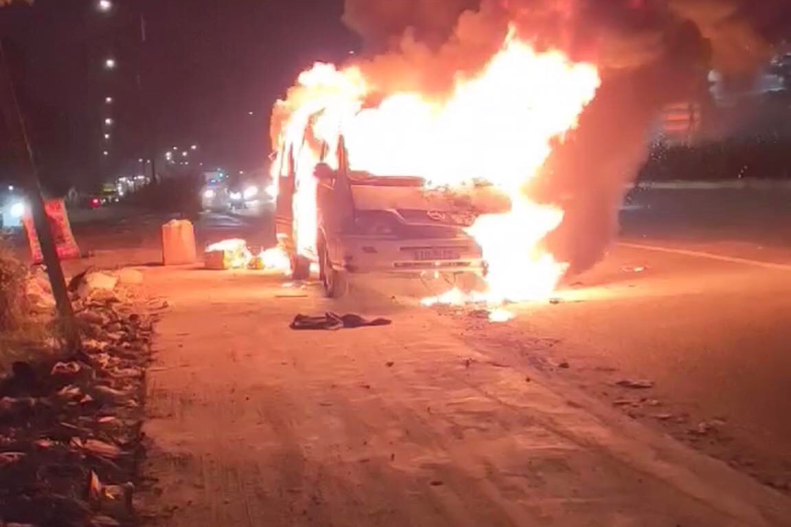 Xe ô tô đang chạy thì bị ngọn lửa bùng phát bất ngờ 