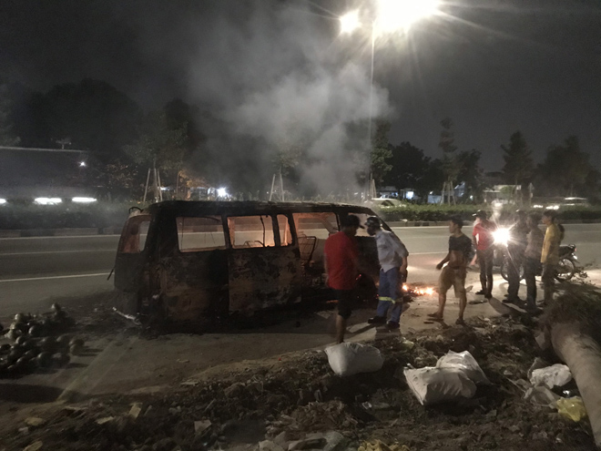 Xe ô tô bốc cháy dữ dội khi đang chạy trên đường - 2