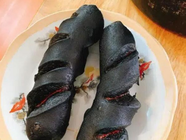 Bạn trẻ - Cuộc sống - Mải đọc tin tức, cô gái tạo ra món "xúc xích bóng đêm" khiến dân mạng hết hồn