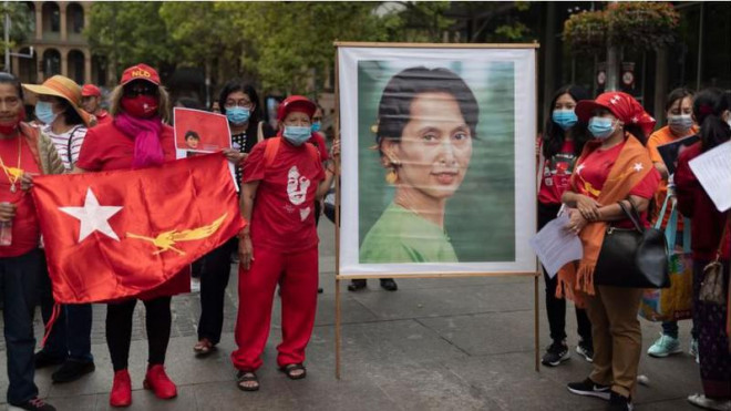 Người Myanmar mang cờ đảng Liên minh quốc gia vì dân chủ và ảnh bà Aung San Suu Kyi biểu tình ở Sydney (Úc) ngày 3-2, phản đối cuộc chính biến do quân đội Myanmar tiến hành. Ảnh: GETTY IMAGES