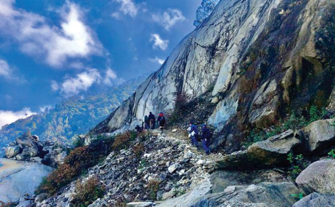 Con đường chinh phục Pù Xai Lai Leng khá hiểm trở.