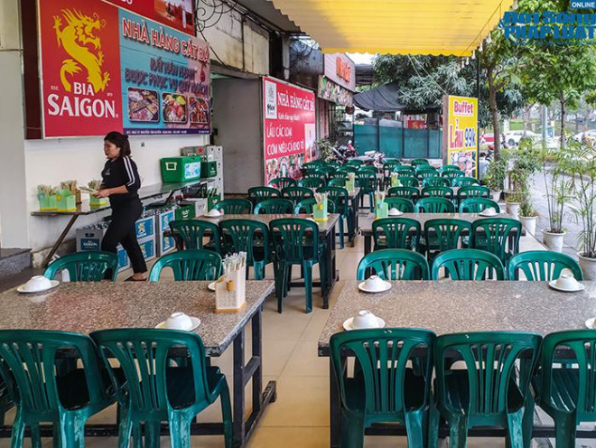 Theo ghi nhận của PV, khung giờ "vàng" từ 16h30 trở đi vốn dĩ luôn là thời điểm các quán nhậu đông kín chỗ. Tuy nhiên, giữa mùa dịch COVID-19, khung cảnh thưa thớt, vắng khách là tình trạng chung của các quán nhậu trên đường Đào Tấn (quận Ba Đình), Nguyễn Văn Huyên và Nguyễn Phong Sắc (quận Cầu Giấy). 