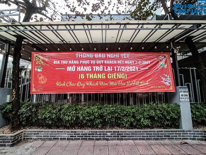 Cơ sở tại đường Nguyễn Phong Sắc (quận Cầu Giấy) của hệ thống bia hơi nổi tiếng Thu Hằng đã căng biển nghỉ Tết sớm. Trong năm 2020, đây là lần thứ hai địa chỉ này phải tạm dừng hoạt động vì ảnh hưởng của dịch COVID-19.