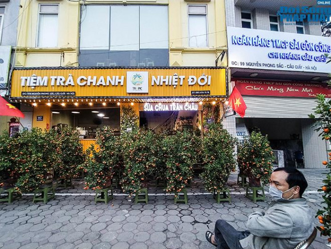 Không chỉ quán nhậu, ngay cả các quán cafe, trà chanh cũng bị ảnh hưởng bởi dịch COVID-19. Anh Nguyễn Đức Tâm (chủ quán trà chanh trên đường Nguyễn Phong Sắc) đã tạm đóng cửa quán, chuyển đổi mặt bằng thành nơi bán quất cảnh. Theo anh, đây thực tế là một phương án tạm thời nhằm "gỡ gạc": "Tiệm trà chanh của tôi mới khai trương một tuần thì phải đóng cửa vì đợt bùng phát dịch COVID-19 năm ngoái, còn năm nay kịch bản lại lặp lại. Ước tính sẽ lỗ nặng nên tôi đành phải mang quất cảnh qua đây bán để gỡ được đồng nào hay đồng đó", anh Tâm cho biết.