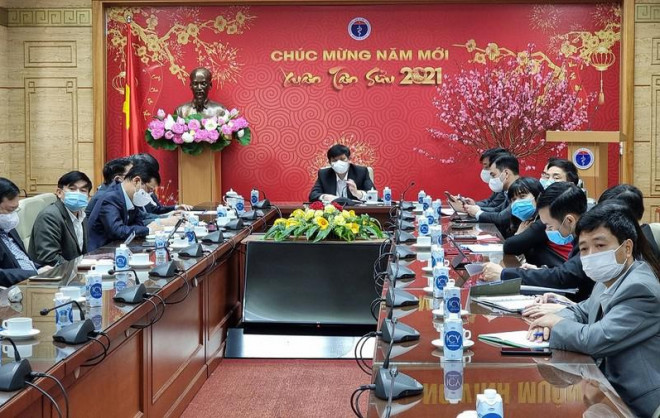 Cuộc họp trực tuyến với các địa phương có ca nhiễm COVID-19. Ảnh: TIẾN DŨNG