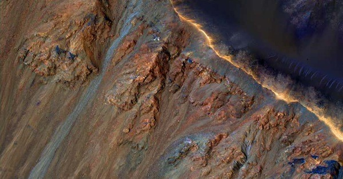 Một vùng sạt lở ở Sao Hỏa, liên quan đến các hồ nước ngầm có thể là nơi trú ngụ của sinh vật ngoài hành tinh - Ảnh: NASA