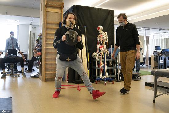 Giờ đây, gần nửa năm sau ca phẫu thuật, chàng trai 22 tuổi Joe DiMeo đã có thể mỉm cười và chớp mắt với khuôn mặt mới. Bàn tay mới cũng đã "học được" cách véo, cầm nắm hay siết chặt. Thậm chí, Joe đã có thể tự mặc quần áo, ăn uống và chơi bi-a. Ảnh: Thời báo Hoàn Cầu