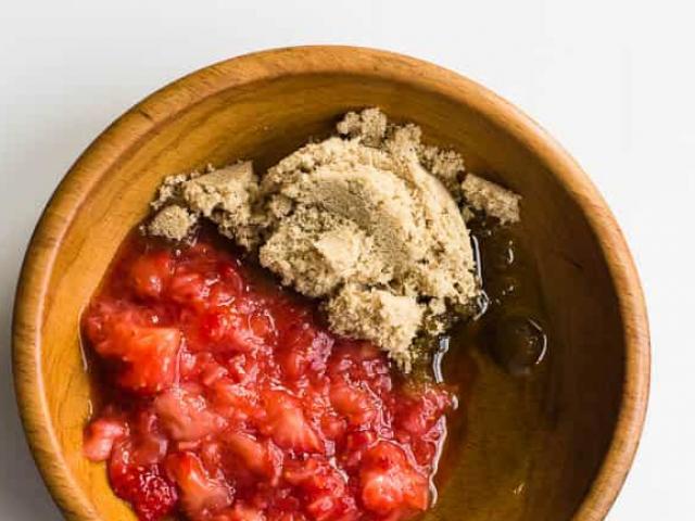 Làm đẹp - Đang vào mùa dâu thơm ngon, chín mọng, 4 cách làm đẹp từ dâu giúp răng trắng, da mịn