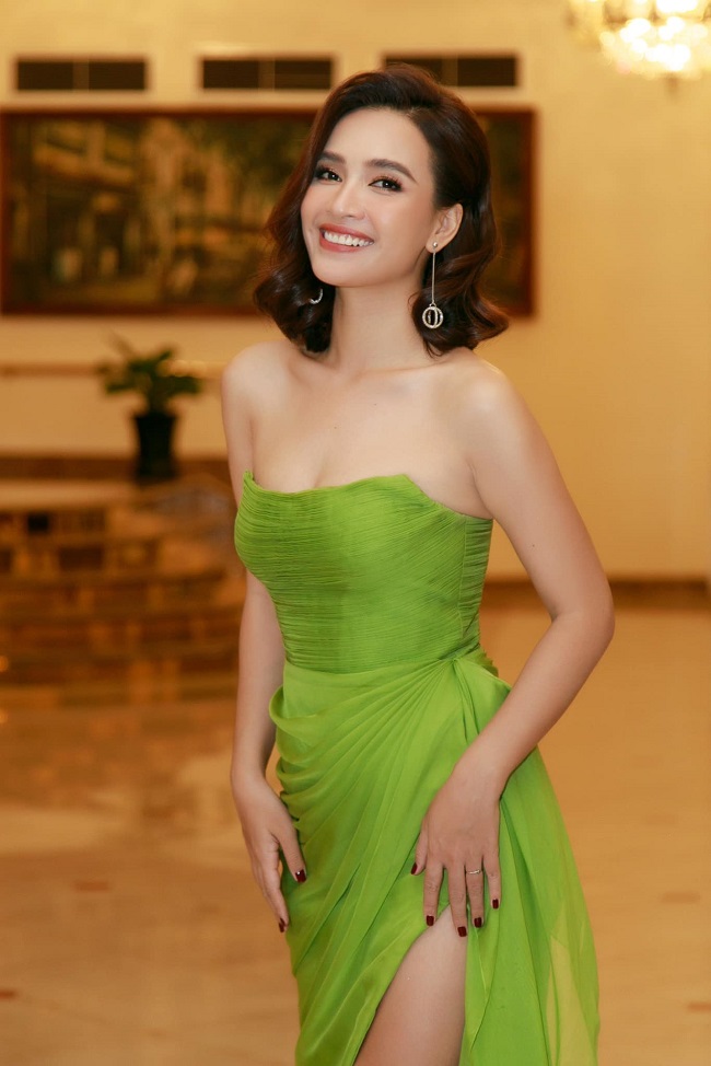 Ái Phương nói không với scandal và là một nghệ sĩ đa năng đắt show trong showbiz Việt.
