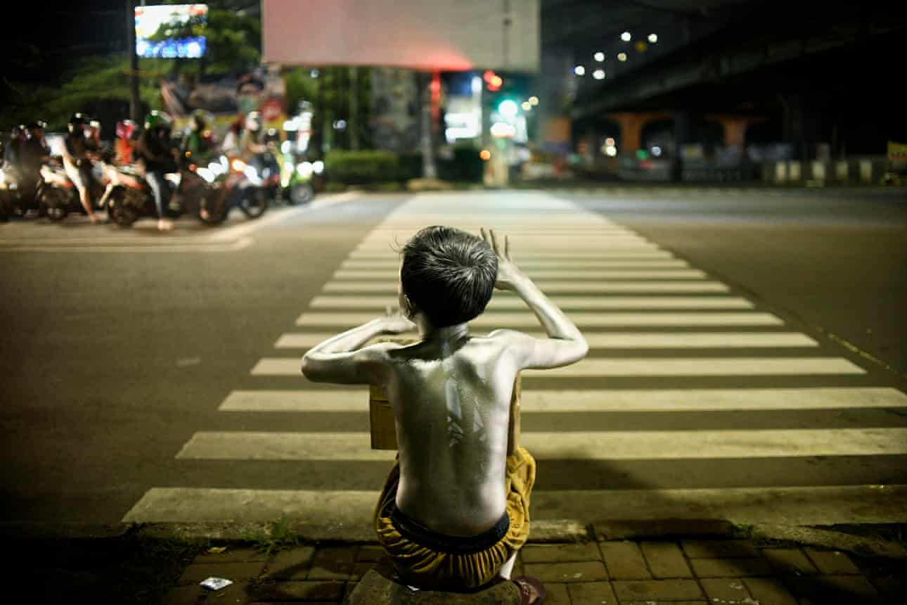 Trẻ em cũng hóa “người bạc” trong dịch Covid-19 (ảnh: The Guardian)