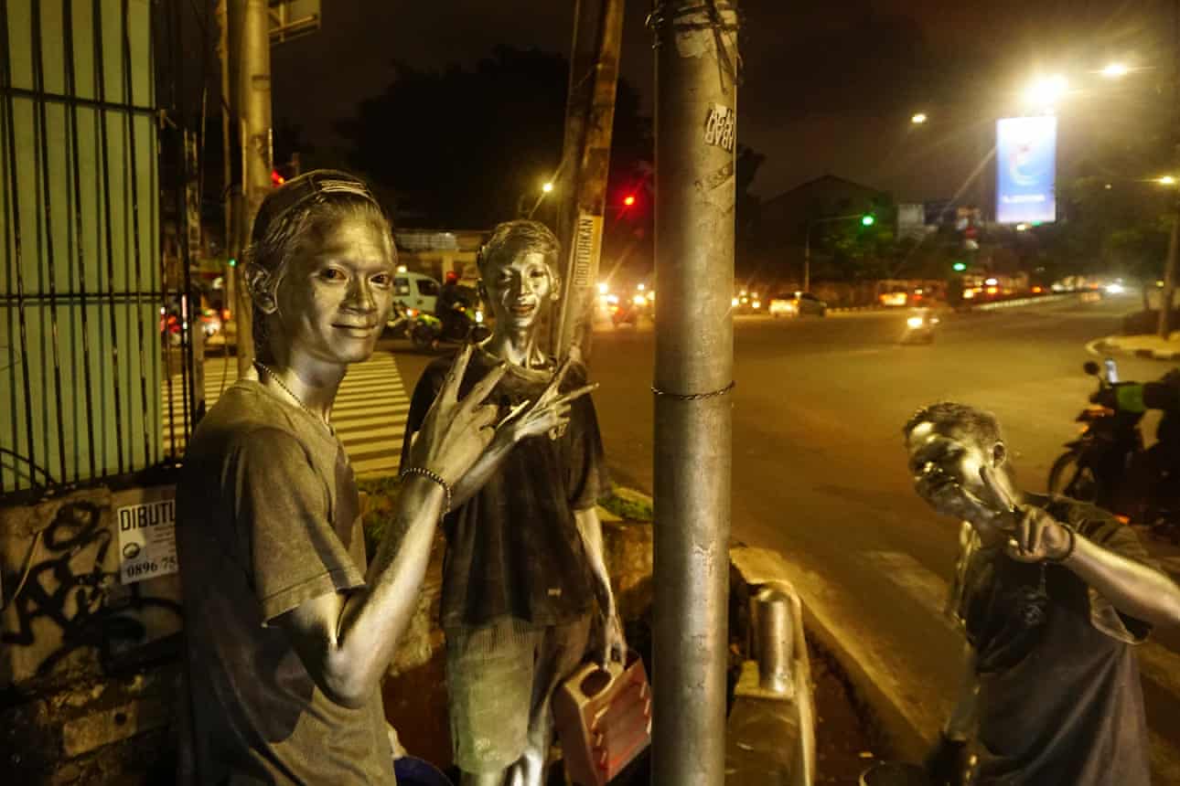 3 “người bạc” cùng kiếm sống trên một ngã tư ở Jakarta (ảnh: The Guardian)
