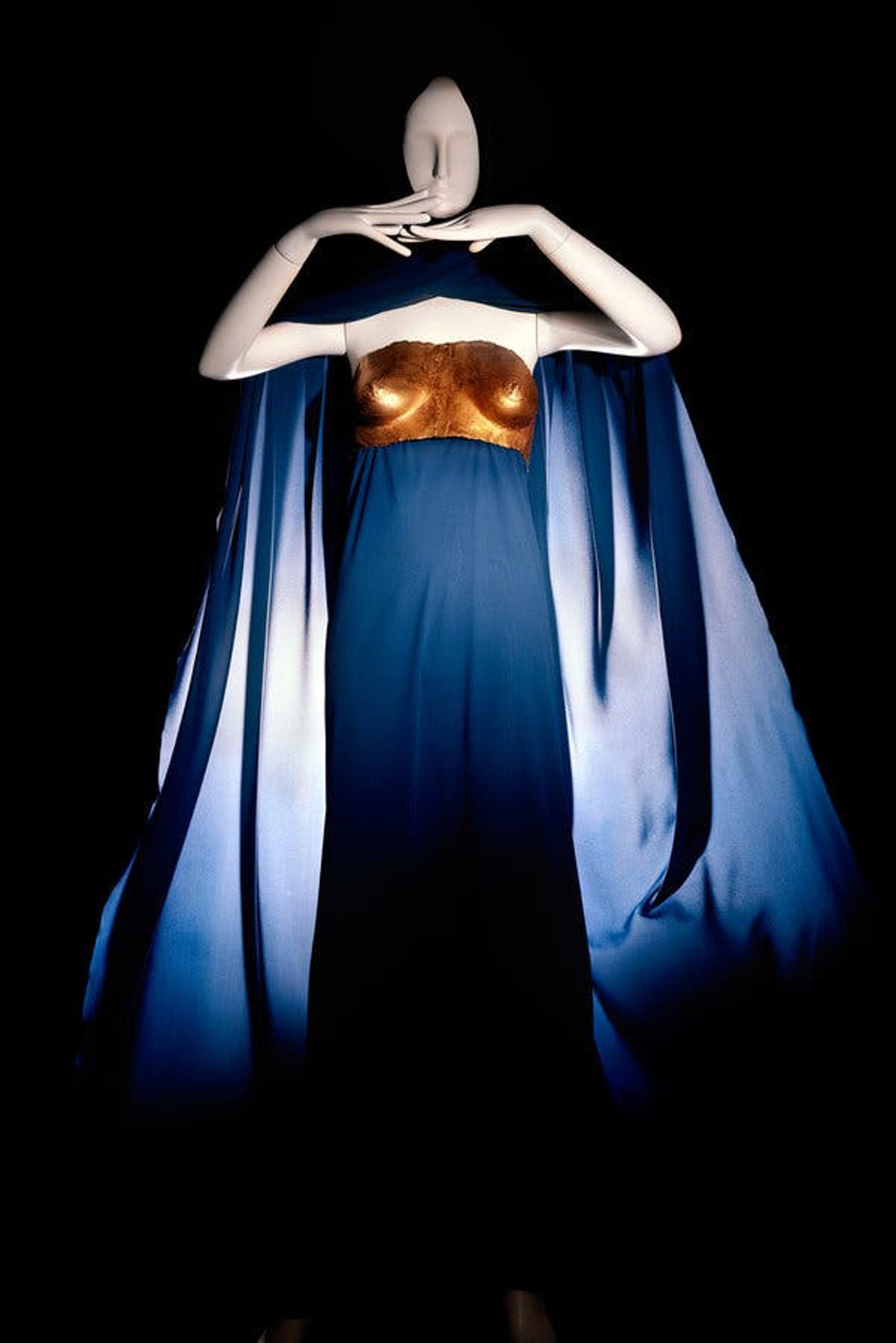 Lịch sử hào hùng của những chiếc giáp đúc liền thân mà phụ nữ đang mê mẩn - 3